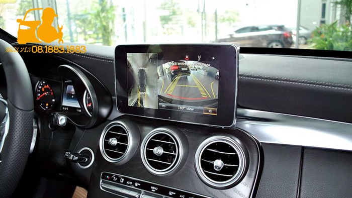 Hệ thống màn hình hiển thị camera của ô tô còn tích hợp tính năng cảnh báo điểm mù