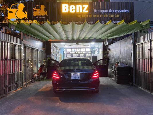 Độ đèn rọi chân cửa Mercedes Benz