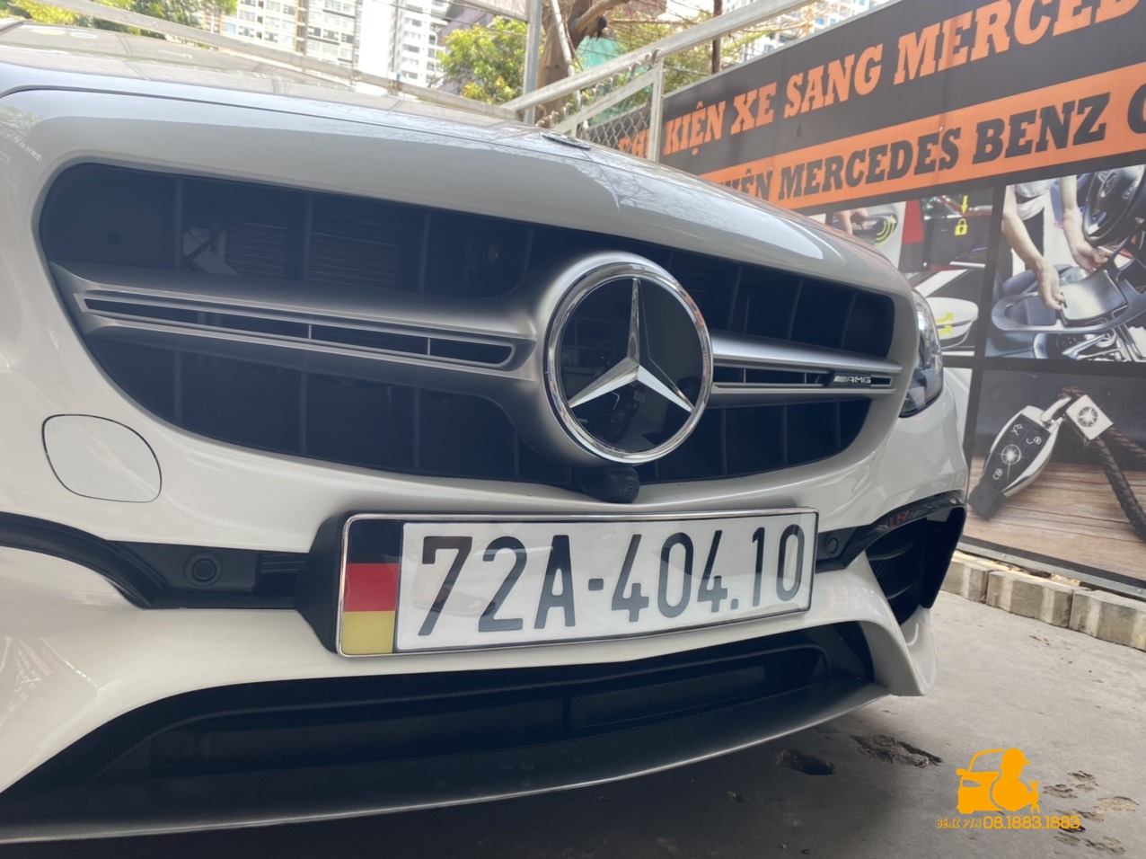 Phụ kiện xe sang Mercedes Benz nơi cung cấp và lắp đặt đèn logo uy tín