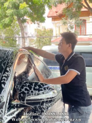 Vệ sinh rửa xe phụ kiện định kì tại Benz giúp tăng giá trị của xe
